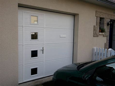 porte de garage sectionnelle avec portillon et hublot|Porte de garage sectionnelle lisse Portillon intégré avec hublots .